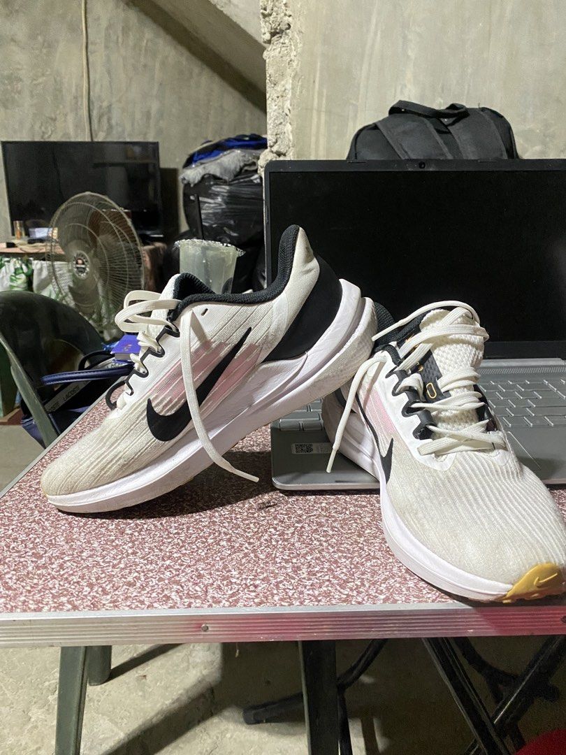 Nike Air (Category: Sneakers) located in San Fernando. Submitted by glyeee (Listing ID 1466911832, Image 2). Description: Need lang po ng wash pero all good condition Original Galing pa po ng US .