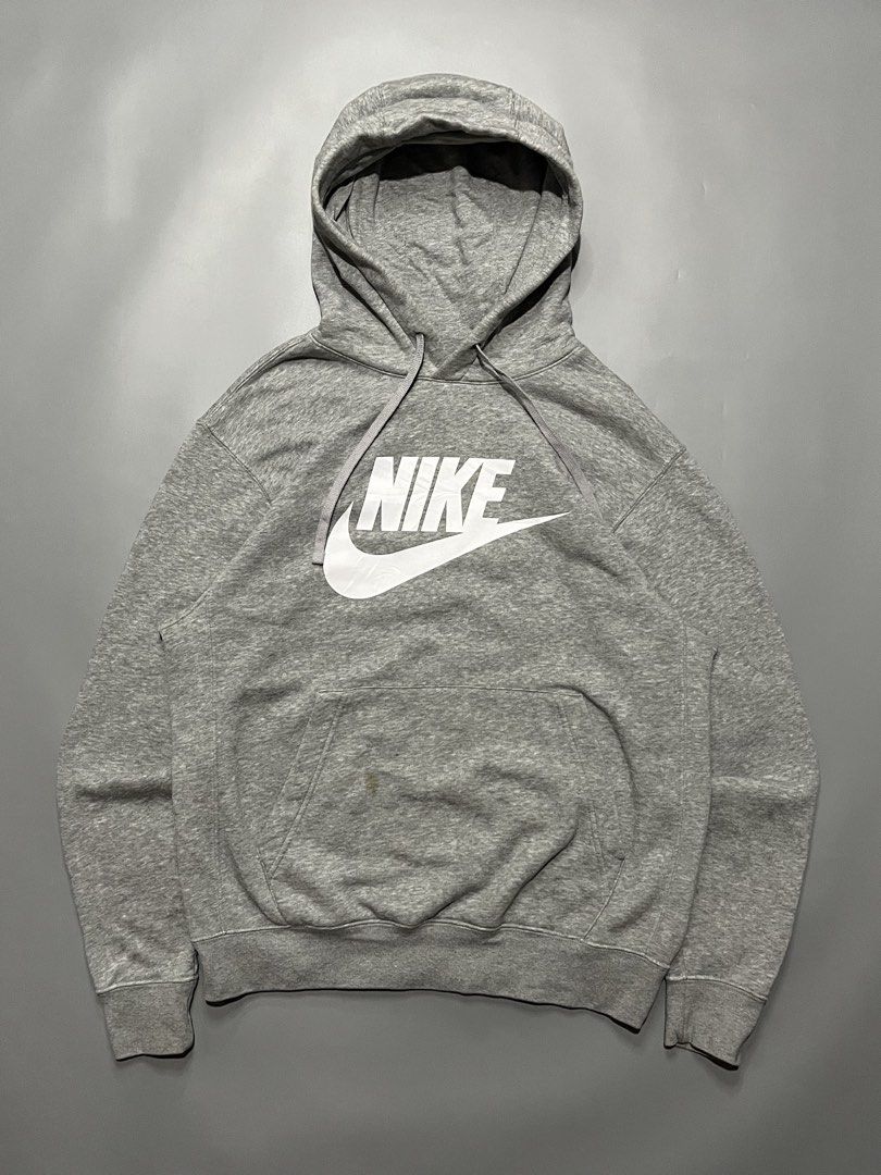 Nike alumni Hoodie — Medium on tag (Category: Hoodies) located in Las Pinas. Submitted by r4nd0m.thr1ft (Listing ID 1466898527, Image 1). Description: Nike alumni Hoodie — Medium on tag 22 width x 26.5 length In very good condition, yellow stain (see pics) Price: 650+sf All items are thrifted/pre-loved, so please manage your expectations 🙇🏻 Color may vary due to lighting 📸 Las Piñas location 📍 #nikesportswear.