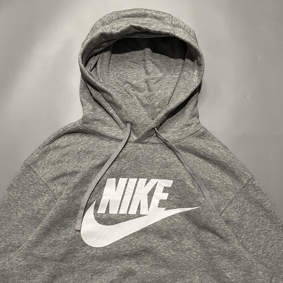 Nike alumni Hoodie — Medium on tag (Category: Hoodies) located in Las Pinas. Submitted by r4nd0m.thr1ft (Listing ID 1466898527, Image 2). Description: Nike alumni Hoodie — Medium on tag 22 width x 26.5 length In very good condition, yellow stain (see pics) Price: 650+sf All items are thrifted/pre-loved, so please manage your expectations 🙇🏻 Color may vary due to lighting 📸 Las Piñas location 📍 #nikesportswear.