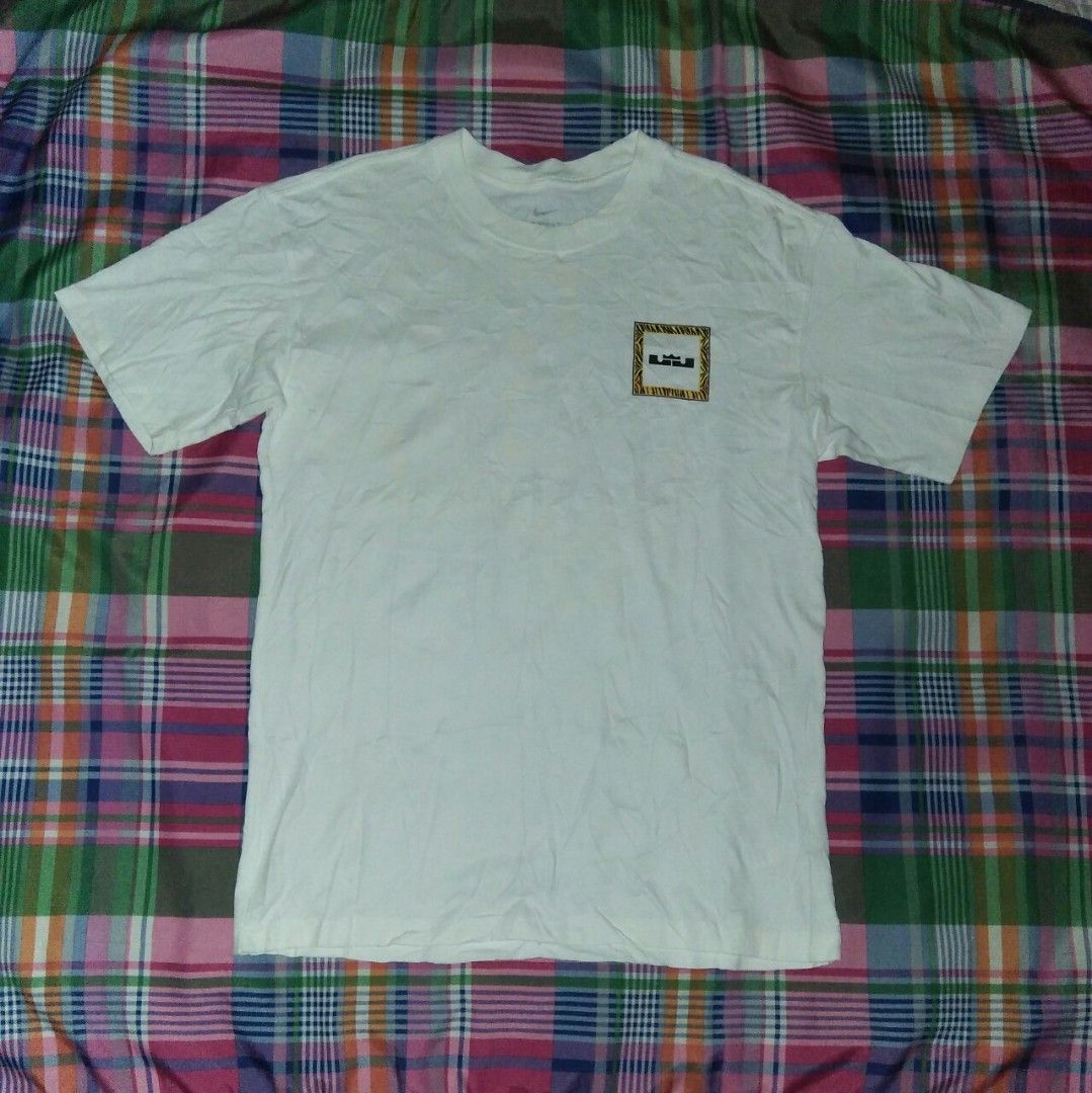 NIKE BACK STRIPE PATTERN PRINTING BASKETBALL TEE (Category: Tshirts & Polo Shirts ) located in Cebu City. Submitted by imbapicker (Listing ID 1466914676, Image 1). Description: NIKE BACK STRIPE PATTERN PRINTING BASKETBALL TEE SIZE SMALL WIDTH 19.5" LENGTH 28" EXCELLENT CONDITION 600 +SHIPP DM IF INTERESTED 📩 LOCATION LAPU-LAPU CITY.