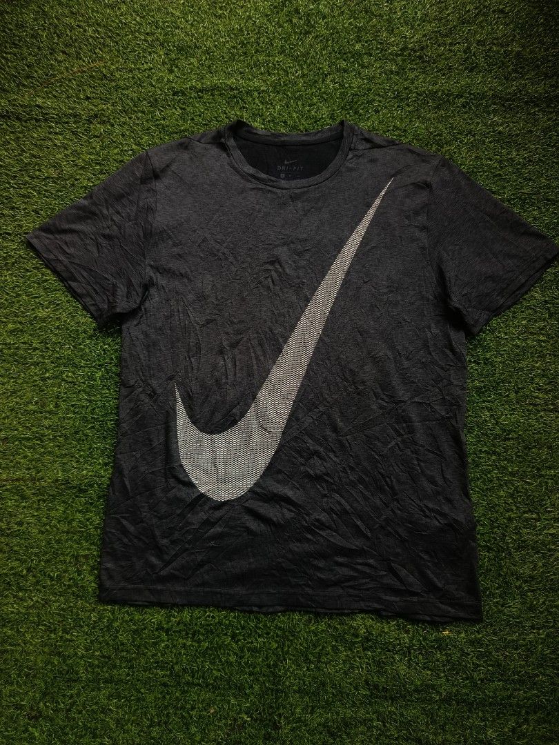 NIKE BIG SWOOSH Dri Fit Tee (Category: Activewear) located in Davao. Submitted by eve_vintage (Listing ID 1466925581, Image 2). Description: NIKE big Swoosh Dri fit Tee Size: Medium-large Fittings (XL on tag) Dimes 20.5x28 NO ISSUES EXCELLENT CONDITION 450+ SF.