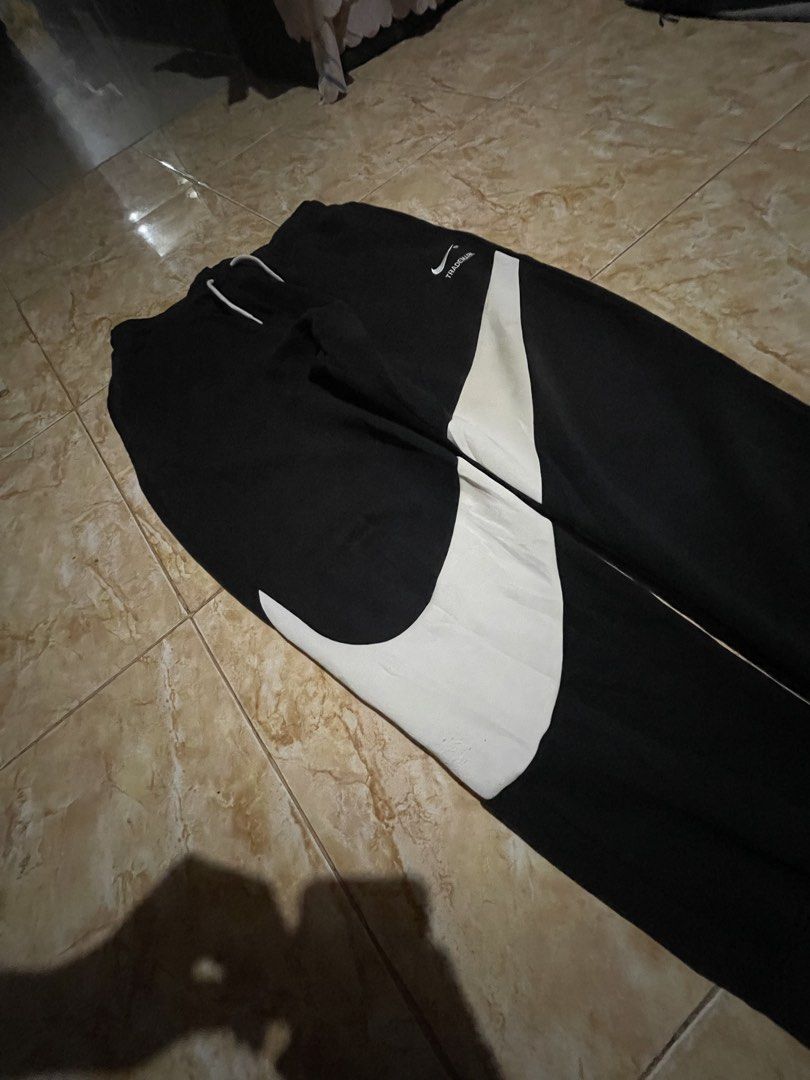 NIKE BIG SWOOSH TWO TONE (Category: Joggers) located in General Santos City (Dadiangas). Submitted by thriftallstar (Listing ID 1466875983, Image 3). Description: NIKE BIG SWOOSH TWO TONE SIZE MEDIUM ON TAG SIZE 30 TO 34 L38 COLOR RATE 10/10 EXCELLENT CONDITION GOOD AS NEW NO ISSUE 💸MINE 950 PLUS AF.