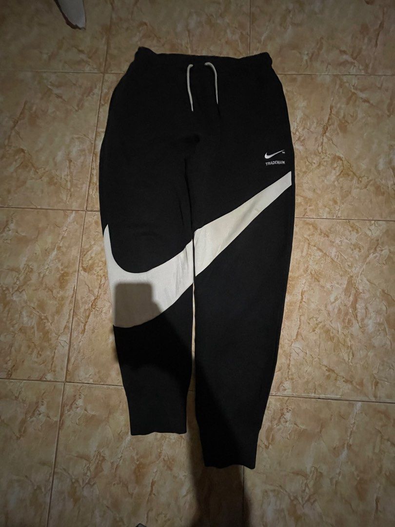 NIKE BIG SWOOSH TWO TONE (Category: Joggers) located in General Santos City (Dadiangas). Submitted by thriftallstar (Listing ID 1466875983, Image 1). Description: NIKE BIG SWOOSH TWO TONE SIZE MEDIUM ON TAG SIZE 30 TO 34 L38 COLOR RATE 10/10 EXCELLENT CONDITION GOOD AS NEW NO ISSUE 💸MINE 950 PLUS AF.
