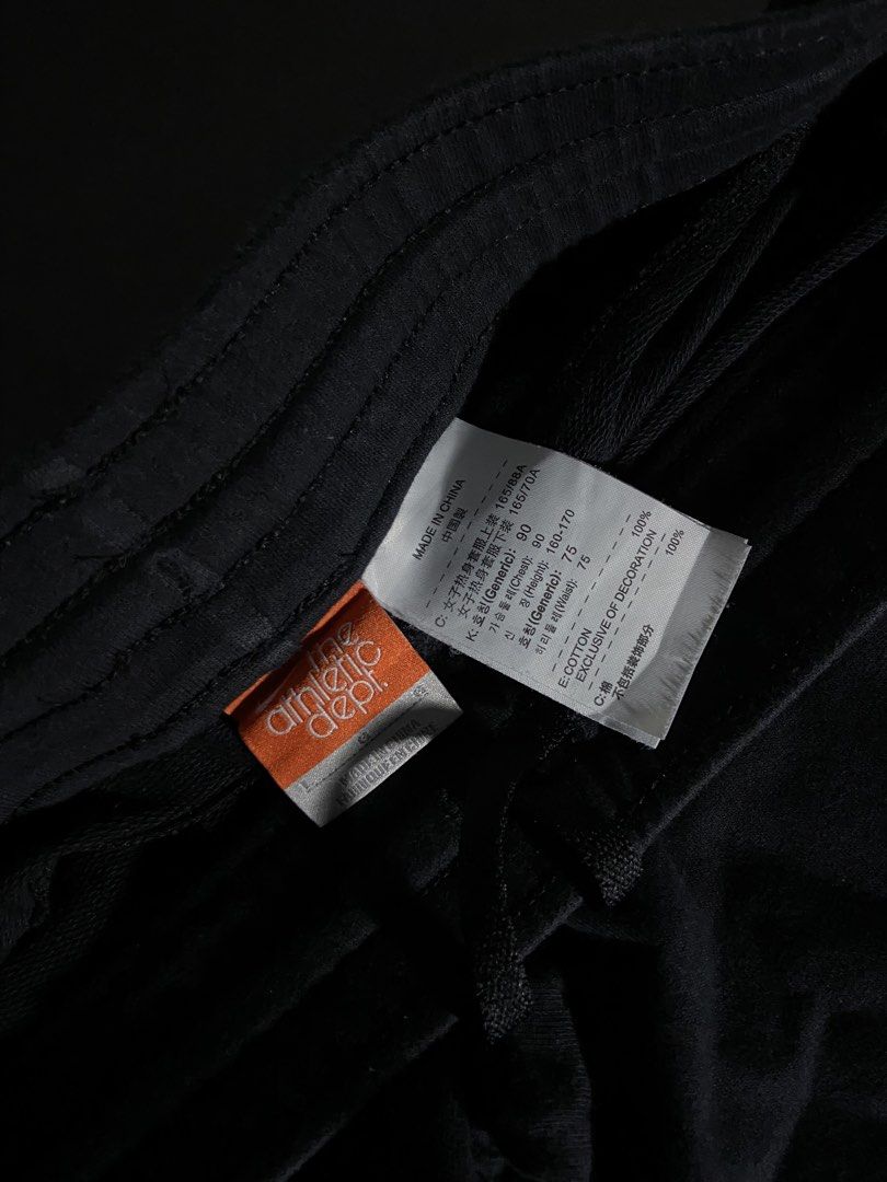 Nike Black Athletic Pants Drawstring Waist Size L (Category: Joggers) located in Manila. Submitted by seccccction80 (Listing ID 1466905499, Image 3). Description: - Authentic Nike athletic pants in classic black - 100% premium cotton for ultimate comfort - Size: Large (L) - Elastic waistband with adjustable drawstring - Embroidered white Nike swoosh logo on left thigh - Relaxed open hem legs - Perfect for gym workouts or everyday casual wear - Ma