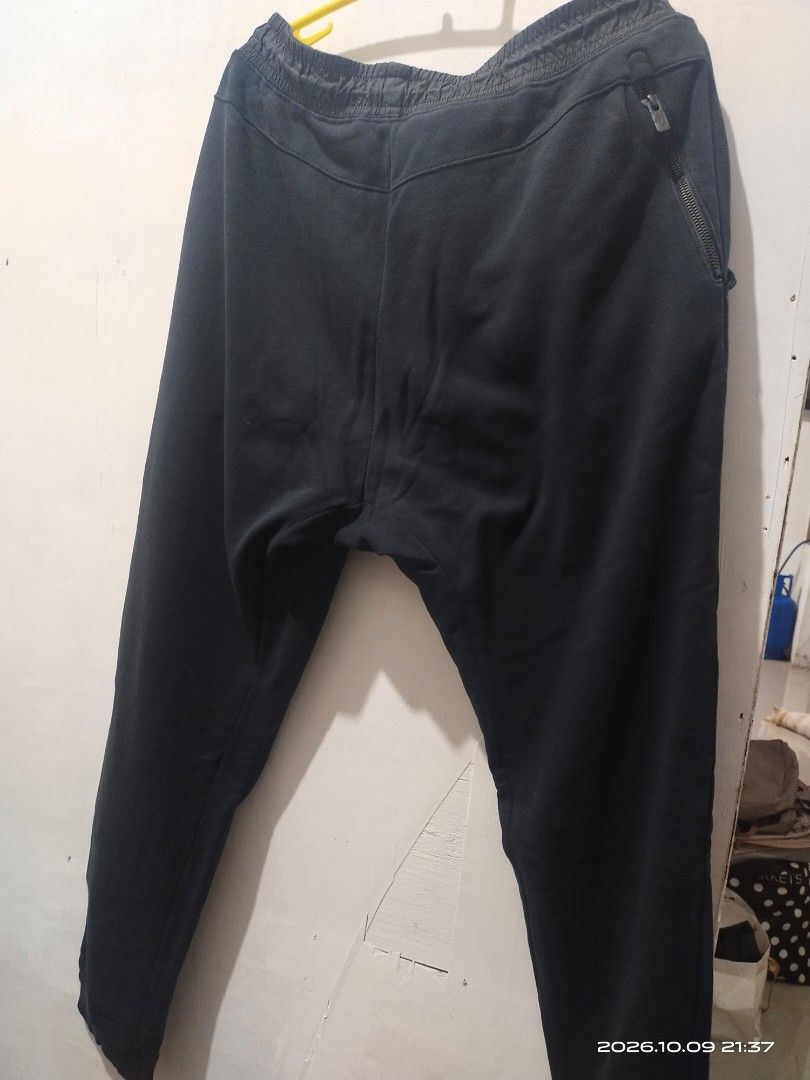 Nike Black Sweatpants with Zipper Pockets (Category: Joggers) located in Manila. Submitted by rhobin.m08 (Listing ID 1466914825, Image 2). Description: Black Nike sweatpants with an elastic waistband and drawstring. Includes zippered pockets on the side. Small Nike patch logo on the upper left leg. Fabric has a small hole near the zipper area as pictured. Casual athleisure wear, comfortable fit. meron sya dlawa pinhole kita naman sa pic.