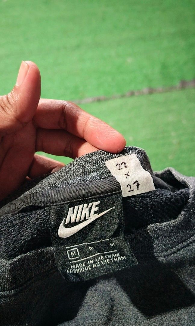 NIKE COTTON CREWNECK MEN (Category: Coats, Jackets and Outerwear) located in General Santos City (Dadiangas). Submitted by danzdindin01 (Listing ID 1466890958, Image 2). Description: Legit Medium men Excellent No issue.
