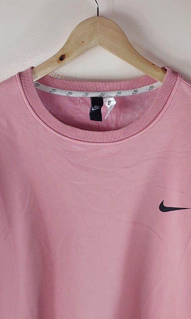 Nike crewneck sweatshirt (Category: Activewear) located in Pozorrubio. Submitted by infinite_grind_0.1 (Listing ID 1466801039, Image 3). Description: 550 This is a light pink Nike crewneck sweatshirt. It features a clean, minimalist design with a small, classic black Nike Swoosh logo embroidered on the left chest. On tape: Chest 21 Length 26 Excellent Condition 💯.