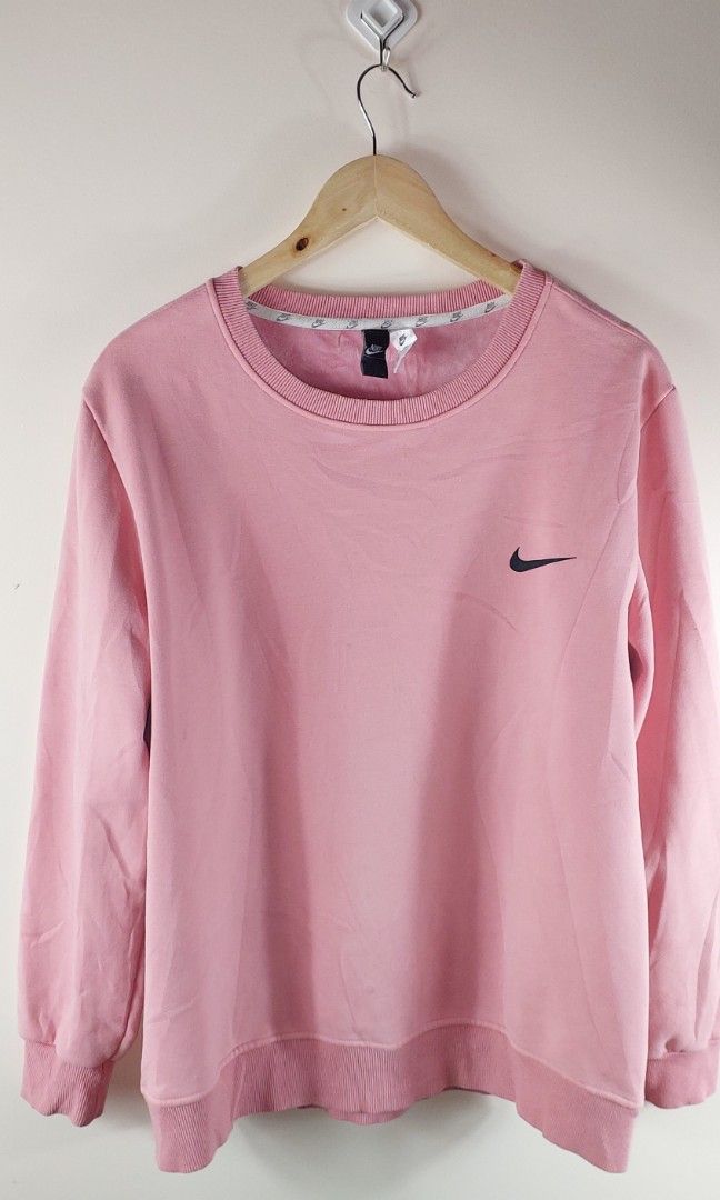 Nike crewneck sweatshirt (Category: Activewear) located in Pozorrubio. Submitted by infinite_grind_0.1 (Listing ID 1466801039, Image 1). Description: 550 This is a light pink Nike crewneck sweatshirt. It features a clean, minimalist design with a small, classic black Nike Swoosh logo embroidered on the left chest. On tape: Chest 21 Length 26 Excellent Condition 💯.