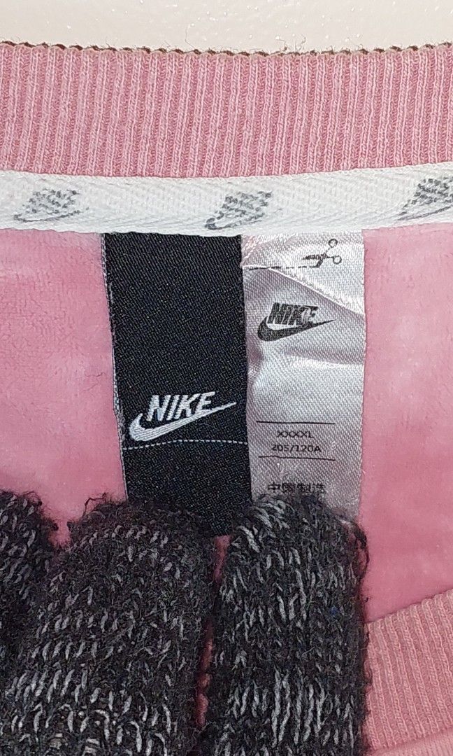 Nike crewneck sweatshirt (Category: Activewear) located in Pozorrubio. Submitted by infinite_grind_0.1 (Listing ID 1466801039, Image 2). Description: 550 This is a light pink Nike crewneck sweatshirt. It features a clean, minimalist design with a small, classic black Nike Swoosh logo embroidered on the left chest. On tape: Chest 21 Length 26 Excellent Condition 💯.