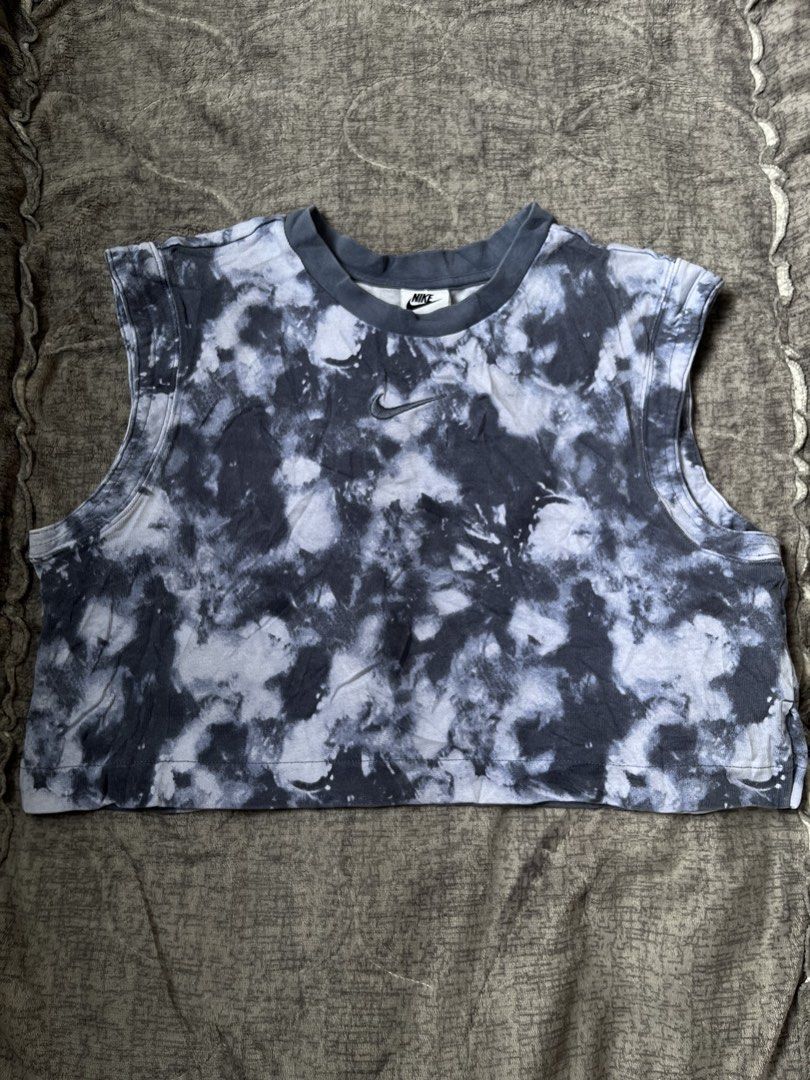 Nike croptop (Category: Others Tops) located in Davao. Submitted by hev-adi (Listing ID 1466877708, Image 1). Description: Nike croptop Size Medium In excellent condition 🏷️380.