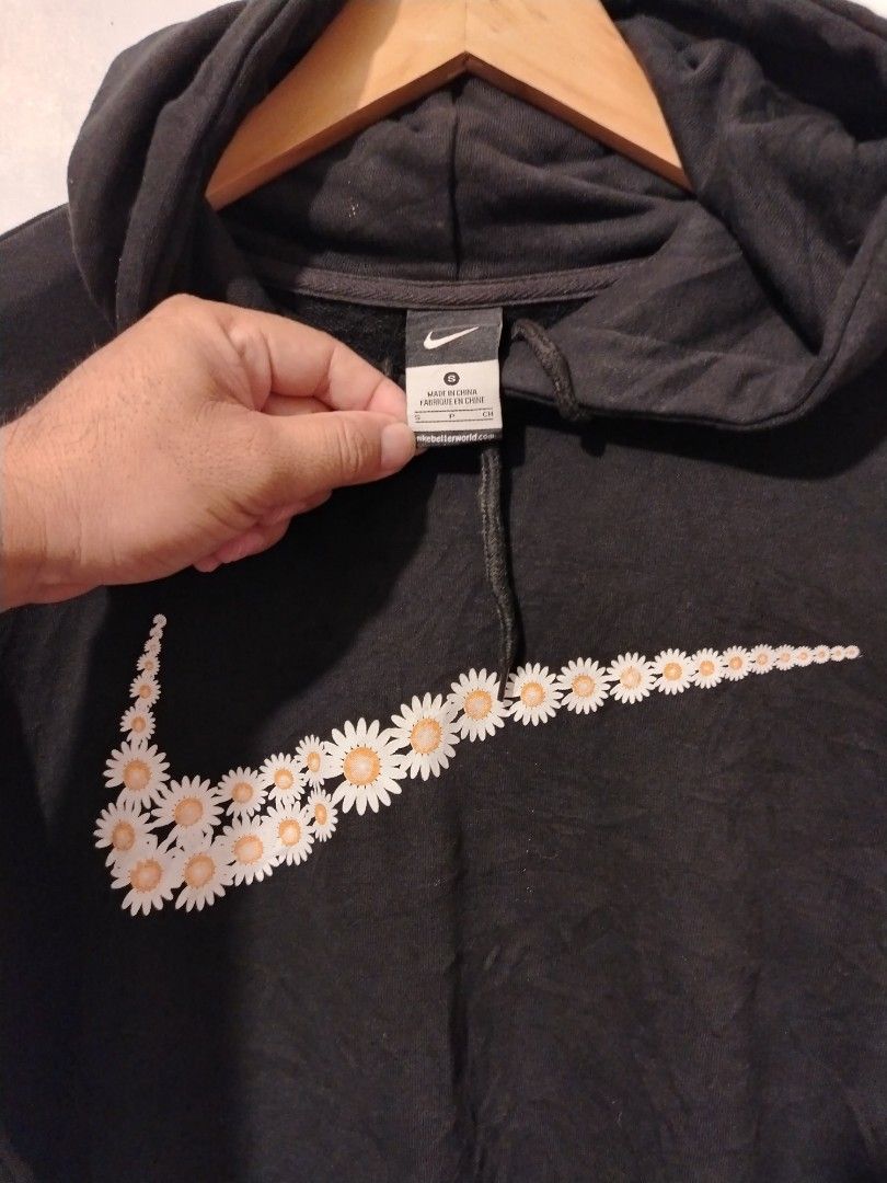 Nike Hoodie (Category: Coats, Jackets and Outerwear) located in Candijay. Submitted by 6312_streetwear (Listing ID 1466786523, Image 2). Description: 22x29.