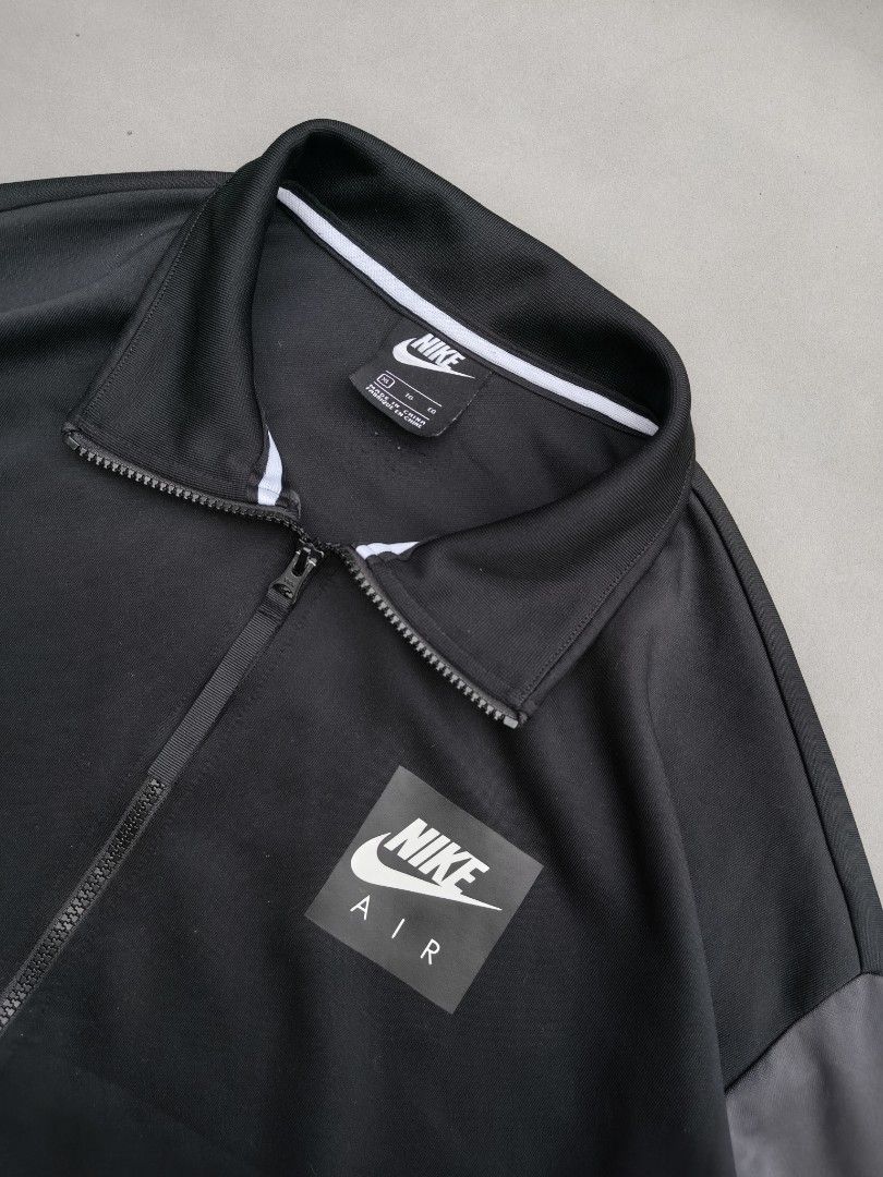 Nike Jacket (Category: Coats, Jackets and Outerwear) located in Manila. Submitted by cosmicstorm-9f6b8e (Listing ID 1466837135, Image 3). Description: Dimensions: 23×26 like new no issue ✅.