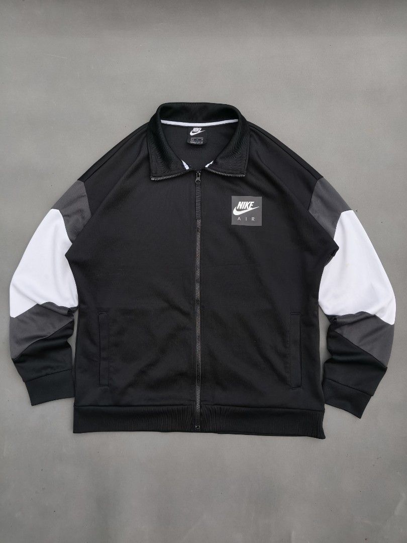 Nike Jacket (Category: Coats, Jackets and Outerwear) located in Manila. Submitted by cosmicstorm-9f6b8e (Listing ID 1466837135, Image 1). Description: Dimensions: 23×26 like new no issue ✅.