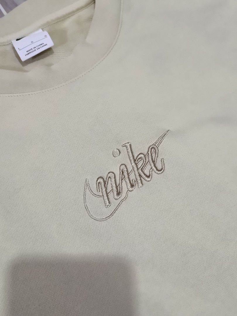 NIKE MID LOGO SWEATER JACKET (freeshipping) (Category: Coats, Jackets and Outerwear) located in Quezon City. Submitted by gyl-stop (Listing ID 1466926843, Image 3). Description: free shipping 22.5 x 29.5 excellent condi cr: 9.8/10 issue: none.