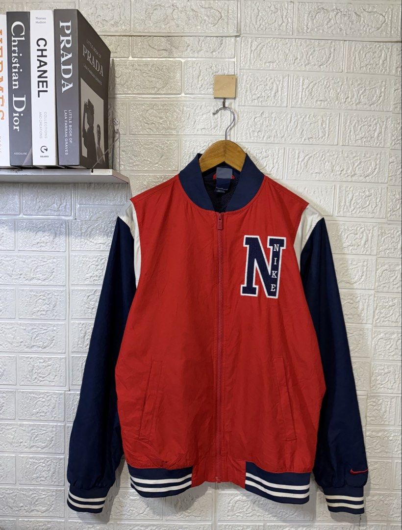 NIKE PLAYERS JACKET (Category: Coats, Jackets and Outerwear) located in Baguio. Submitted by kds_stuffs (Listing ID 1466794274, Image 1). Description: Mine: 550 📍N1K3 players jacket 😍 Size: Large Dimension: 26.5L x 23W Color rate: 9/10 Issue: dot black stain Excellent condition Need wash Gandara neto 💗.