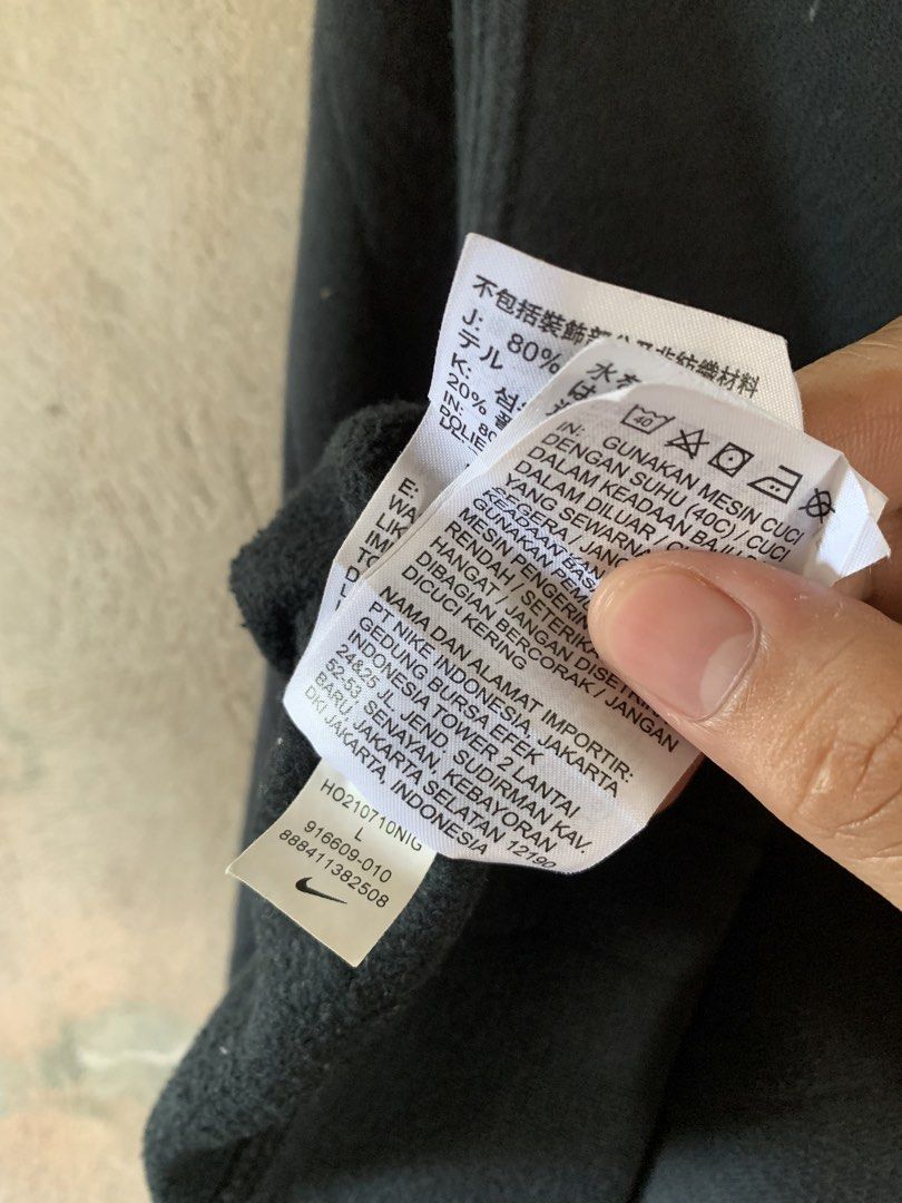 Nike side swoosh (Category: Activewear) located in Famy. Submitted by stuffxsogood. (Listing ID 1466856391, Image 3). Description: Nike sweater Large 22.5x26.5 Good fade.