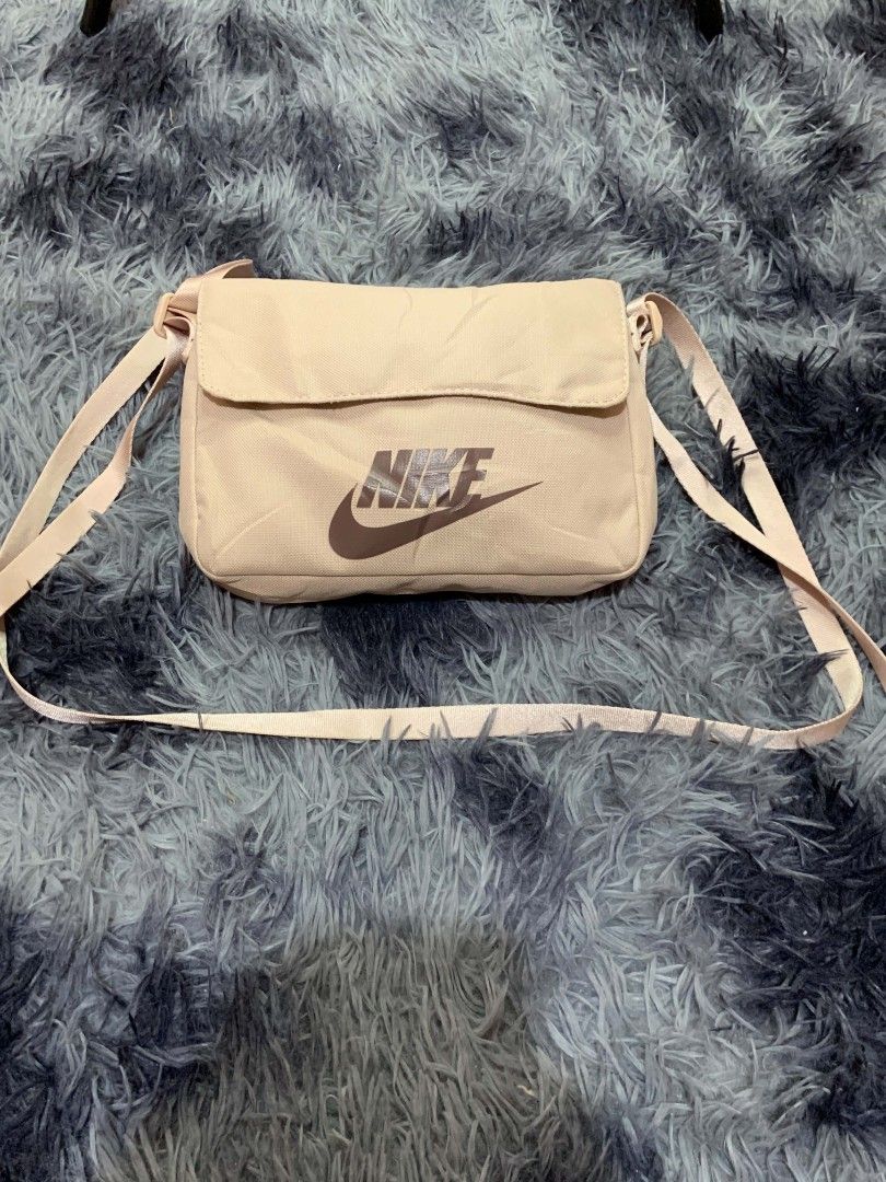 NIKE SLING BAG (Category: Sling Bags) located in Pagadian. Submitted by duskthrift (Listing ID 1466774852, Image 2). Description: Bago pa boss no issue.