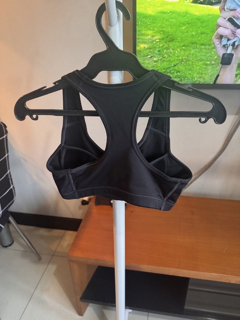 Nike sports bra (Category: Activewear) located in Quezon City. Submitted by essief (Listing ID 1466916016, Image 3). Description: Logo has cracks Built-in pads Overall okay condition .