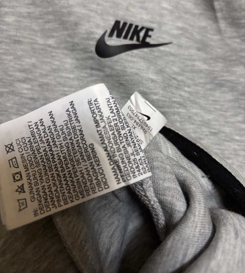Nike Tech Fleece (Category: Coats, Jackets and Outerwear) located in Cavite. Submitted by staythrifted.23 (Listing ID 1466838175, Image 3). Description: Nike Tech Fleece X Large on 🏷️ Dimes : Length 28/29 Width 23.5 Sleeve length 28 Condition : Excellent to Like new Color rate : 9.7/10 Issue : ❌ Need wash 📩📩📩 Loc. Cavite We ship nationwide Payment first 📌DISCLAIMER: We are not associated or affiliated with any brand posted. 📃ALL COPYRIGHT A