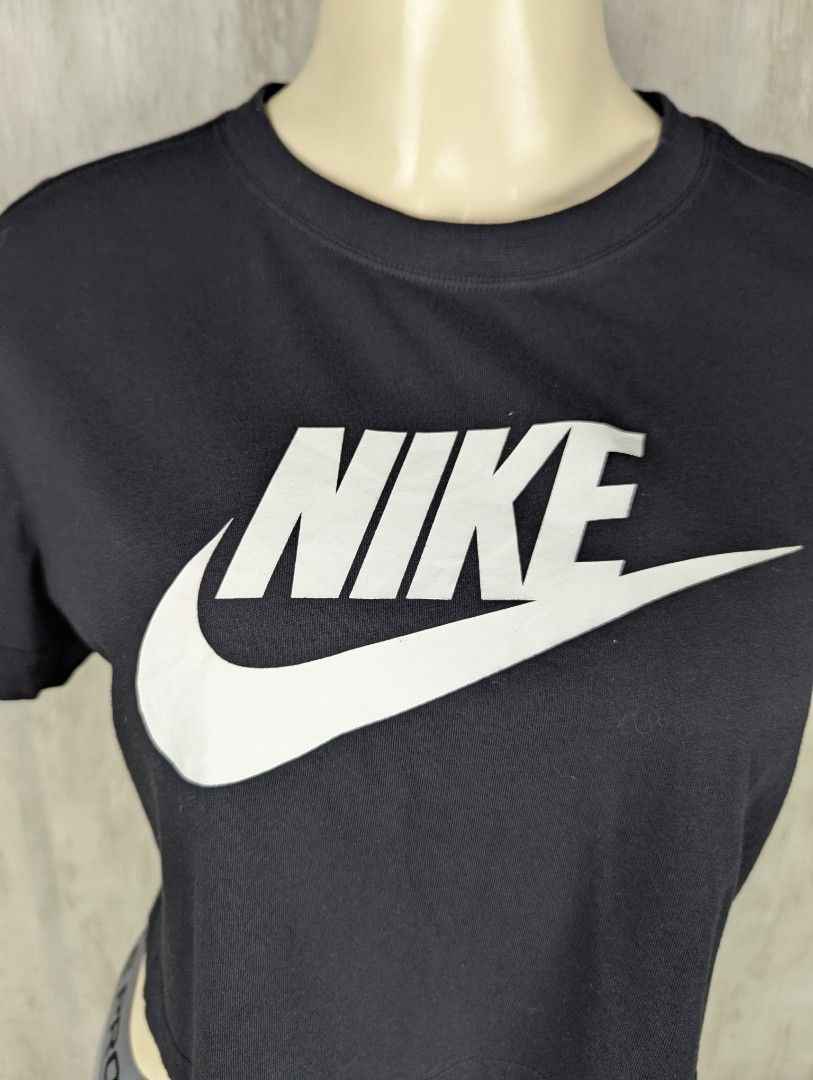 Nike tee Crop top (Category: Activewear) located in General Santos City (Dadiangas). Submitted by kakrots.06 (Listing ID 1466800023, Image 2). Description: Nike tee Crop top Cotton Excellent condition S on tag | W:19" L:15" ₱350 + SF Ship via J&T Express MOP: Gcash/Maya/Maribank/Gotyme 📍 Location: General Santos City.