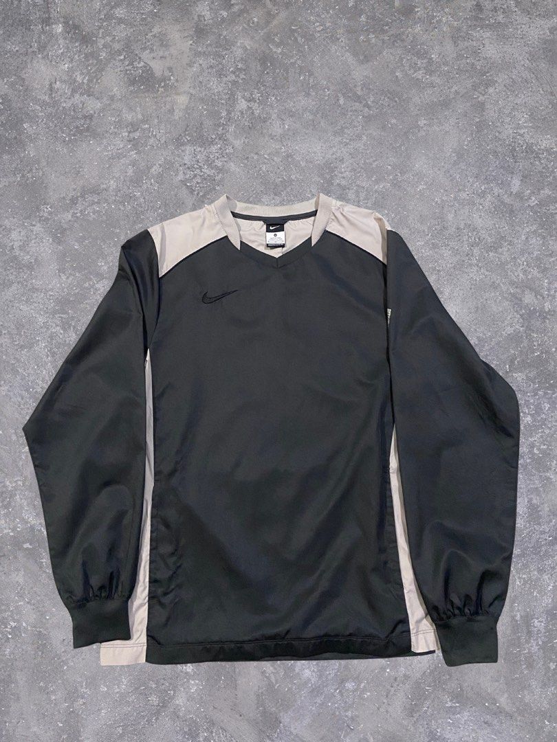Nike Training Jacket Windbreaker size Medium (Category: Coats, Jackets and Outerwear) located in Baguio. Submitted by chicoroy (Listing ID 1466888571, Image 1). Description: - Brand: Nike - Style: Windbreaker - Color: Black and beige - Size: M (fits chest 95cm, height 165-175cm) Dimes:22/27.5 Issue: crack logo at back and side design - Material: 100% polyester (lightweight) - Features: V-neck collar, ribbed cuffs and hem, sleeve logo detail - Con