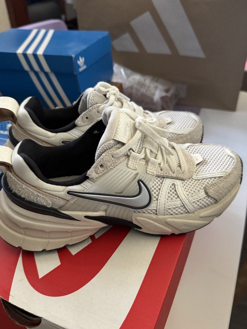 Nike V2K Run Summit White Chrome-White (Category: Sneakers) located in San Fernando. Submitted by lorielansangan (Listing ID 1466793914, Image 3). Description: - Brand: Nike - Model: V2K Run - Colorway: Summit White / Chrome-White - Size: US 5.5 - Condition: Excellent, comes with original box - Features: Breathable mesh upper, suede overlays, chunky cushioned sole, black inner lining, and heel pull tab 1st to pay basis MOP: Gcash/ bank transfer.