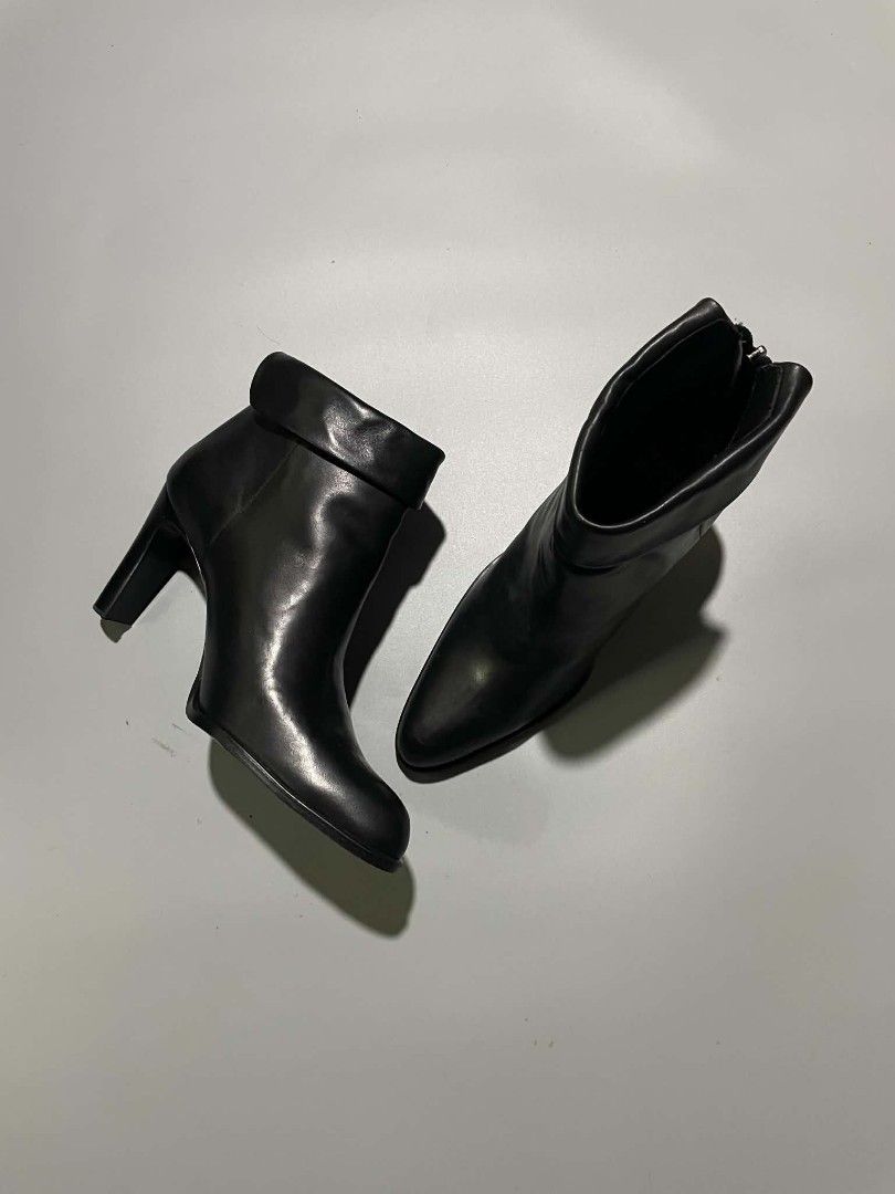 Nine West Black Boots (Category: Boots) located in Cavite. Submitted by imgnr0 (Listing ID 1466845037, Image 1). Description: good condition check details pic size 38 message for more details .