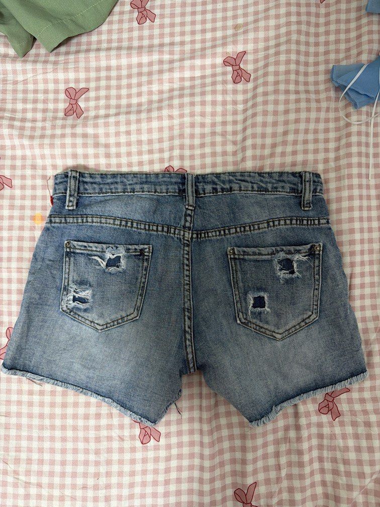 no brand denim shorts (Category: Shorts) located in Manila. Submitted by naurnia (Listing ID 1466813540, Image 2). Description: no brand size 28 length 12in.
