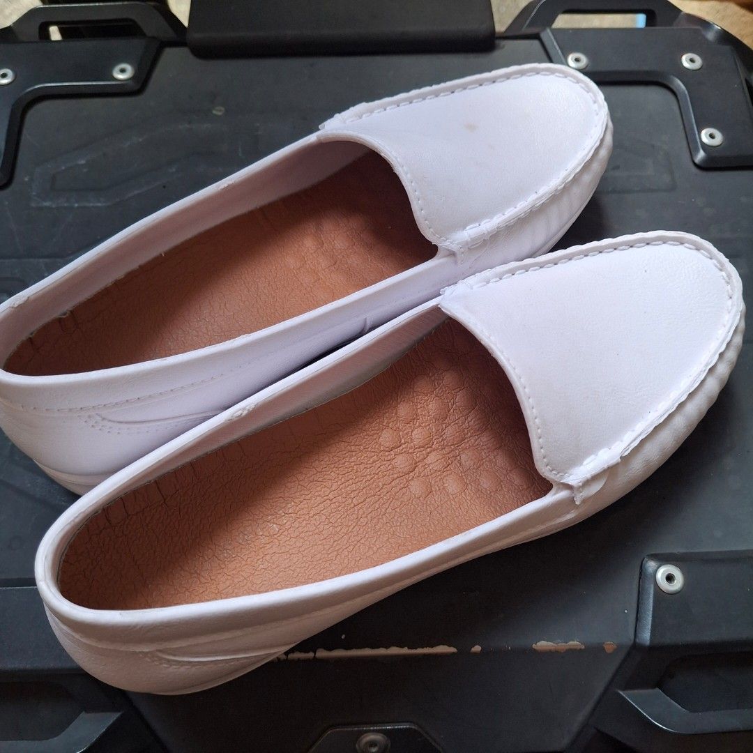 Nursing White Shoes (Size 37) (Category: Loafers) located in Caloocan City. Submitted by mei56313 (Listing ID 1466821792, Image 2). Description: - preloved nursing OR shoes (rubber material) - for 23.5 cm foot length/size 37 .