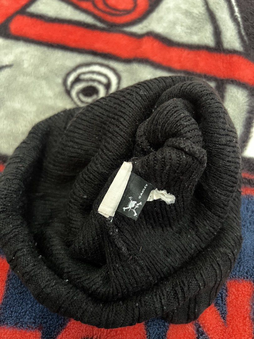 Oakley Black Ribbed Beanie Hat (Category: Caps & Hats) located in Tanza. Submitted by 1954_street (Listing ID 1466787512, Image 2). Description: OAKLEY adult size excellent condition 450 - Brand: Oakley - Color: Black - Style: Ribbed knit beanie with thick folded cuff - Details: Black rubberized Oakley ellipse logo patch on the front - Condition: Brand new with standard interior tag - Features: Soft textured knit material, ideal for cold weather 