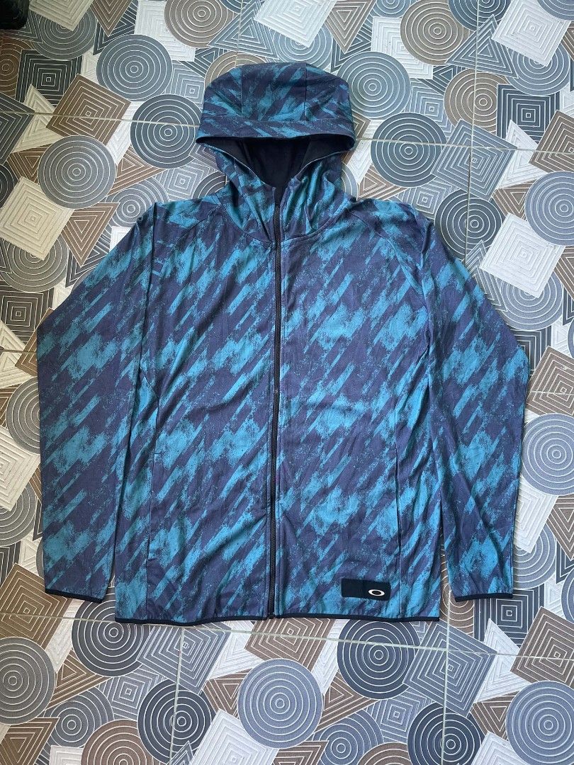 Oakley Enhanced Graphic Jacket 1.0 (Category: Coats, Jackets and Outerwear) located in Tayug. Submitted by pabilidamitngpatay (Listing ID 1466913623, Image 1). Description: Oakley Enhanced Graphic Jacket 1.0 Meduim on tag Best Fit Large 21/27 no flaws brand new condition .