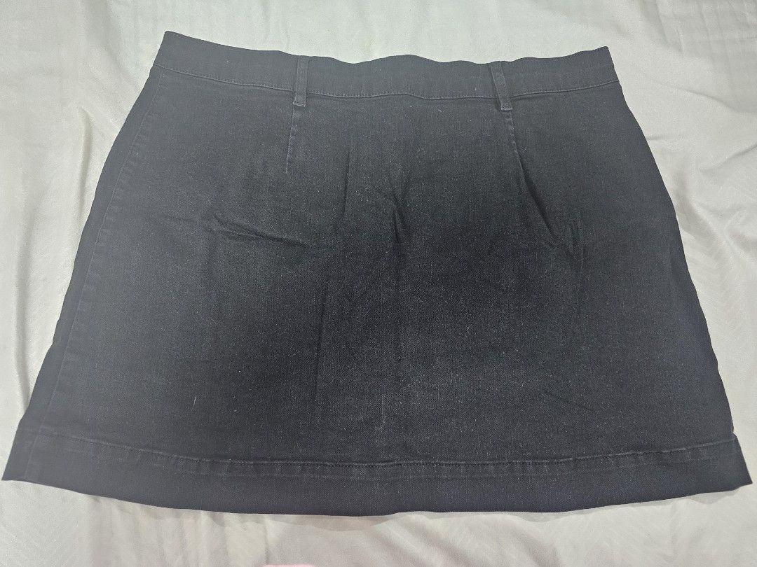 Oasis Black Denim Button Front Skirt Size 20 (Category: Skirts) located in Santo Tomas. Submitted by buybugs (Listing ID 1466964711, Image 2). Description: - Brand: Oasis - Color: Classic black - Size: 20, runs small - Style: Button-front closure with matching dark buttons, A-line silhouette, and belt loops - Condition: Like new - Make: Denim, slight stretch. Plastic buttons - Usage: Versatile everyday piece that pairs well with t-shirts and swea