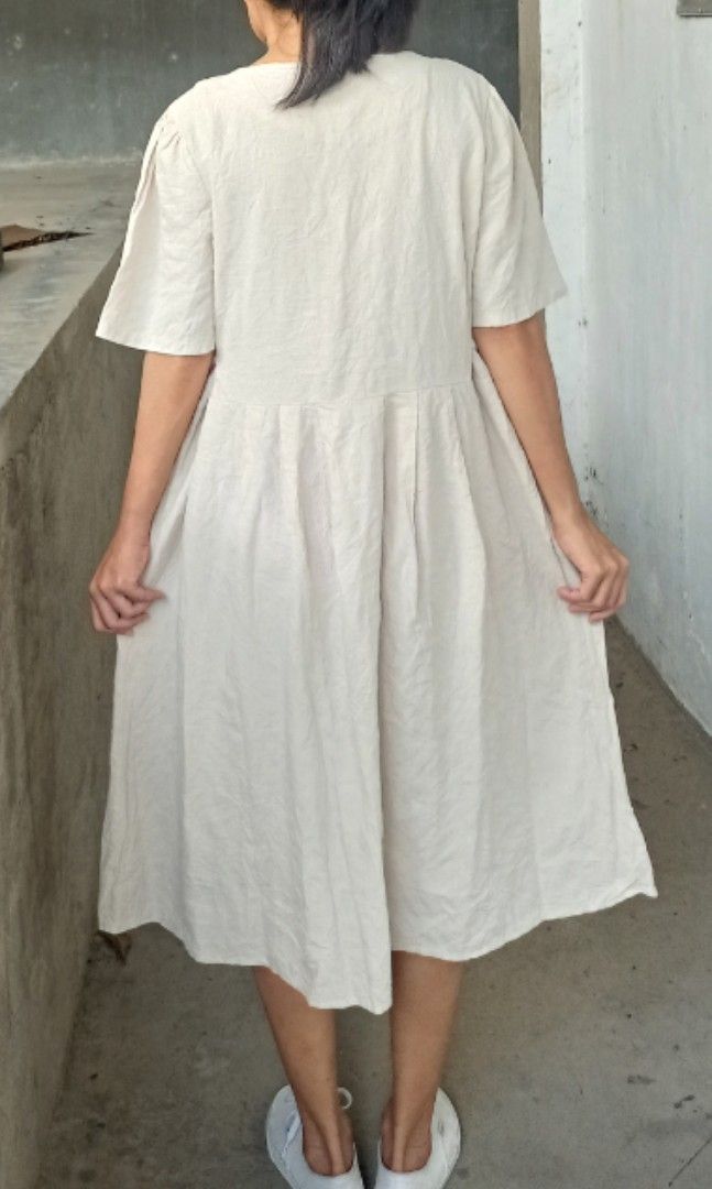 Oat Linen midi dress (Category: Dresses) located in Davao. Submitted by kannikasok1987 (Listing ID 1466904608, Image 2). Description: Adjustable waist tie Bust 40 Waist 30-42 (adjustable tie) L 41.5 mall quality.