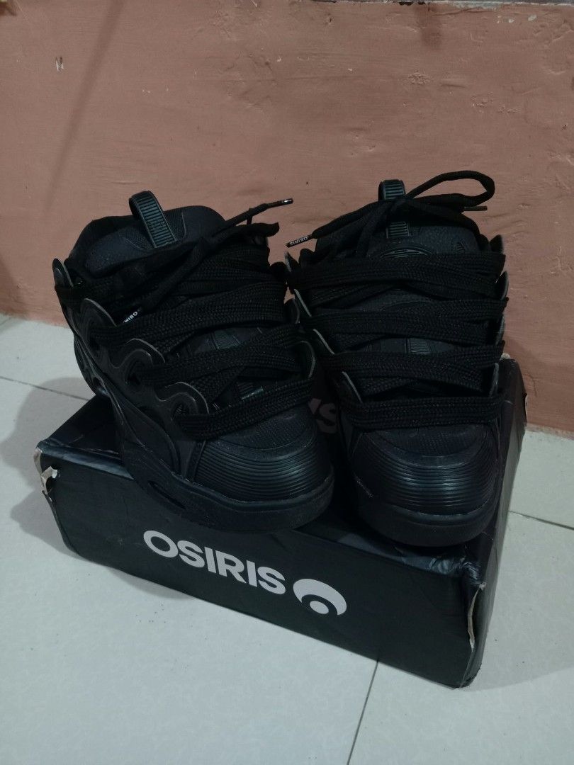 OG OSIRIS D3 2001 REFLECTORIZED (Category: Sneakers) located in Paranaque City. Submitted by reben_0430 (Listing ID 1466890072, Image 1). Description: size: 42-43 great condi, never skated.