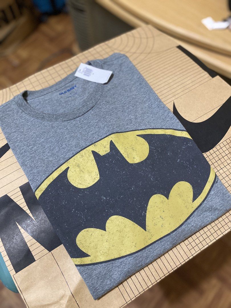 Old Navy Batman Graphic T-Shirt Gray Medium (Category: Tshirts & Polo Shirts ) located in Batangas. Submitted by lux_kimmy (Listing ID 1466918161, Image 1). Description: - Brand: Old Navy - Design: Classic yellow and black Batman logo with distressed print - Color: Gray - Size: Men's Medium - Condition: Brand new with original retail tags attached.