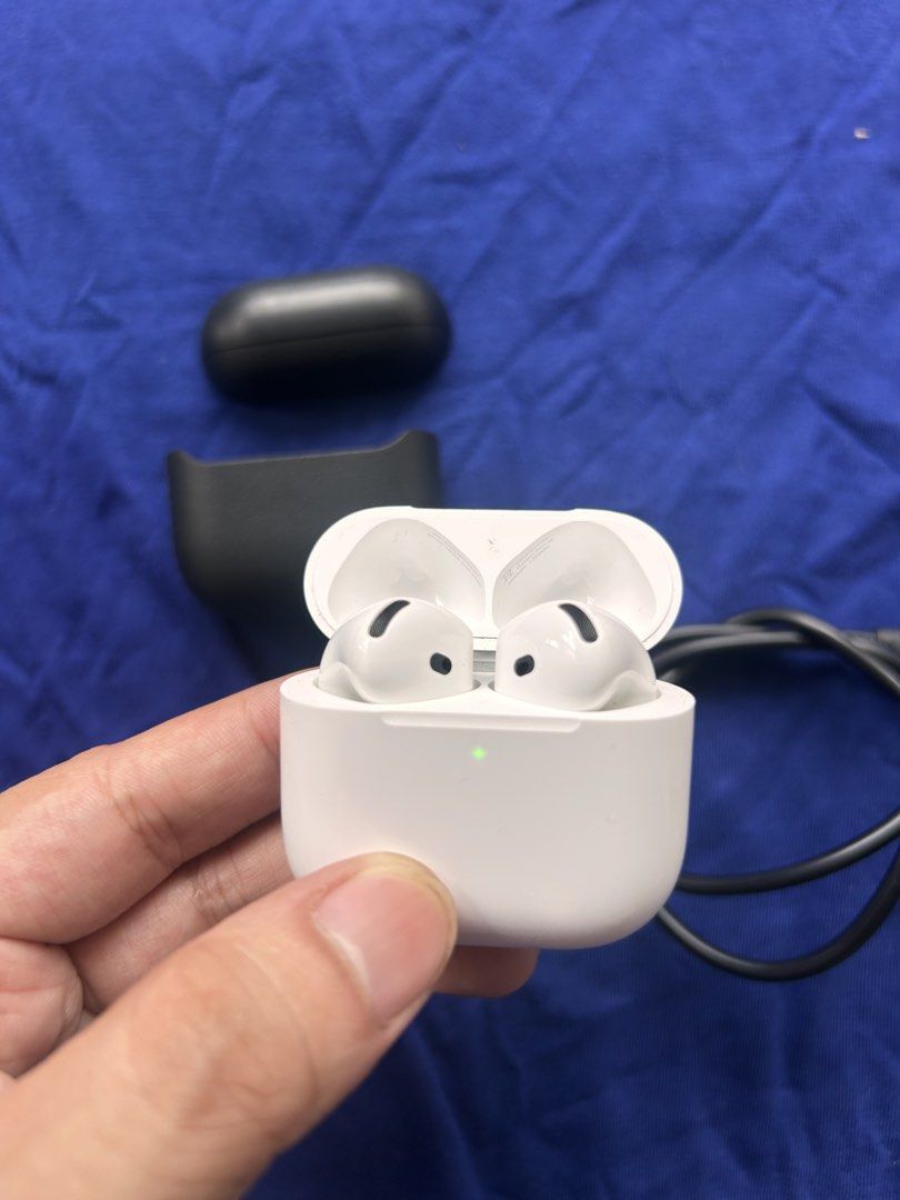 Original Apple Airpods 4 (Non ANC) (Category: Earphones) located in Manila. Submitted by Tjuan13 (Listing ID 1466801441, Image 2). Description: Try Secondhand Original Apple Airpods 4 (Non ANC) for only Php 5500 -100% Original -Free Usb C cable -Free Silicon Case -Smoothness 96% Front & 97% Back -Good battery life -Matagal Malowbat, Mabilis magcharge -Good quality -Crisp Button -Actual Photo -Ready to use -No Box -No swap -Free Shipping via Lalam