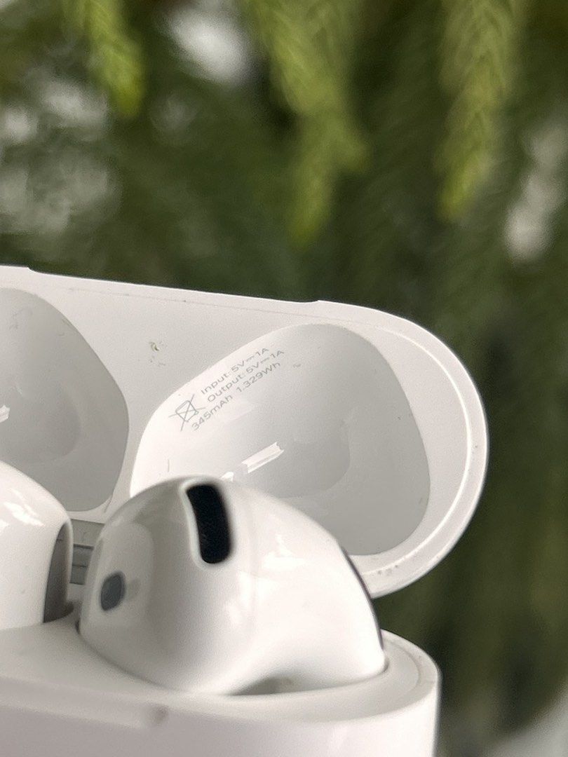 Original Apple Airpods 4 (Non ANC) (Category: Earphones) located in Makati City. Submitted by john15.5 (Listing ID 1466807015, Image 3). Description: Try Secondhand Original Apple Airpods 4 (Non ANC) for only Php 5500 -100% Original -Free Usb C cable -Free Silicon Case -Smoothness 96% Front & 97% Back -Good battery life -Matagal Malowbat, Mabilis magcharge -Good quality -Crisp Button -Actual Photo -Ready to use -No Box -No swap -Free Shipping via