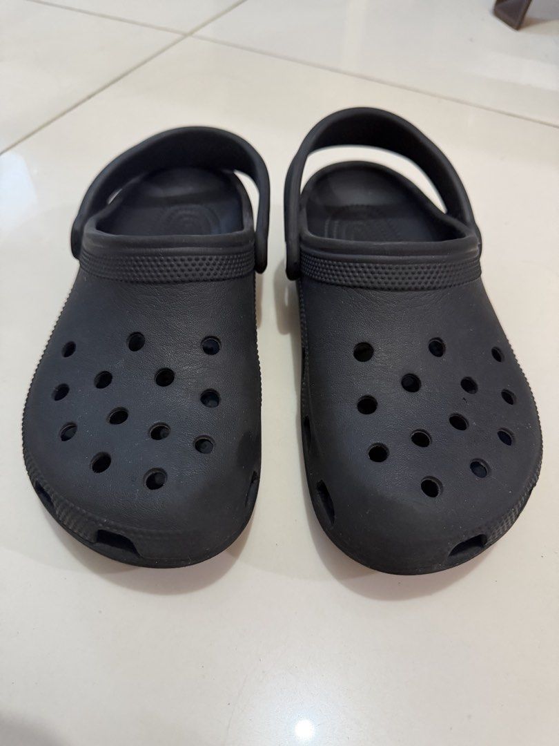 ORIGINAL CROCS CLASSIC CLOGS (Category: Slippers & Slides) located in Quezon City. Submitted by alexandriarei (Listing ID 1466970604, Image 1). Description: 🏷️ Original Crocs Price: ₱3,495 🎁 FREE BRAND NEW ORIGINAL GOLD BLING CROSS JIBBITZ! (Estimated value: ₱495) Details: • ✅ 100% Original Crocs • ✅ Size: M5 / W7 • ✅ Color: Black • ✅ Preloved, in good condition • ✅ Normal signs of use • ✅ FREE brand-new, unused original Jibbitz charm! 💰 Estim