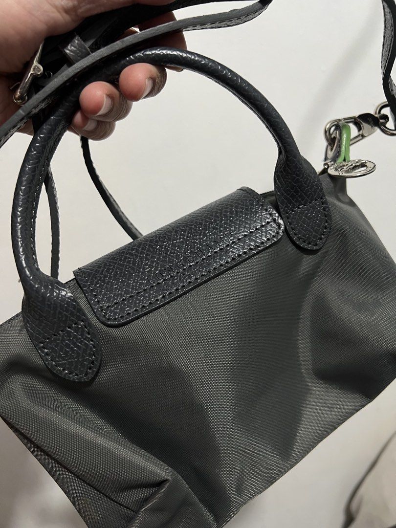 Original longchamp le pliage bag with handle (Category: Cross-body Bags) located in Manila. Submitted by baeshop16 (Listing ID 1466956078, Image 3). Description: Likenew No issue.