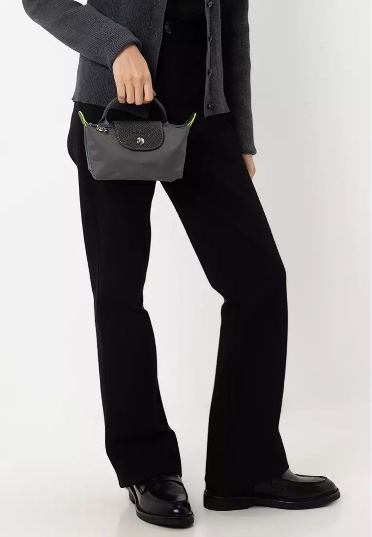 Original longchamp le pliage bag with handle (Category: Cross-body Bags) located in Manila. Submitted by baeshop16 (Listing ID 1466956078, Image 1). Description: Likenew No issue.
