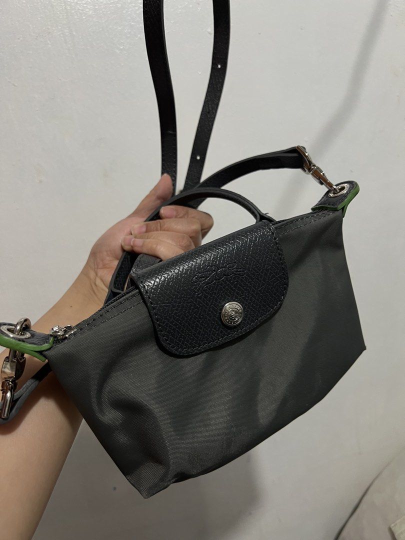 Original longchamp le pliage bag with handle (Category: Cross-body Bags) located in Manila. Submitted by baeshop16 (Listing ID 1466956078, Image 2). Description: Likenew No issue.