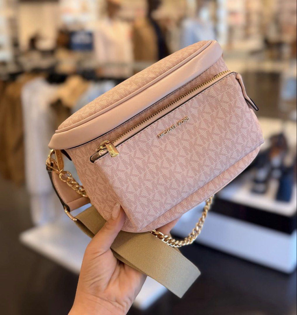 💯ORIGINAL MICHAEL KORS SLATER MEDIUM LOGO SLING PACK (Category: Cross-body Bags) located in Quezon City. Submitted by ashongsstore (Listing ID 1466789267, Image 2). Description: Super sale ✨MICH🅰️EL K🅾️RS NEW ARRIVALS✨ 🇵🇭AVAILABLE🇵🇭 Slater Medium Signature Logo Sling Pack Your next everyday bag is here ✨ eM Kay bags available now 💖 ✔️ Chic designs ✔️ Functional compartments ✔️ Perfect for daily use Message me to order 💌.