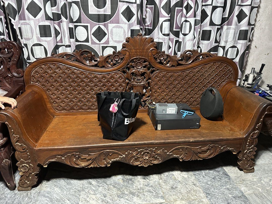 Ornate Carved Wooden Sofa Set (Category: Sofas) located in Manila. Submitted by samsongarcia (Listing ID 1466889716, Image 2). Description: Pm send ko sayo video Sala set 6pcs 100% narra Complete all set Barnisan lang para mabuhay yung kulay Loc cainta rizal Pm for nego.