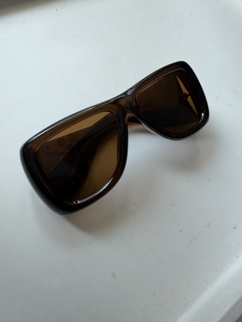 Oversized Transparent Brown Aviator Sunglasses (Category: Sunglasses & Eyewear) located in Manila. Submitted by reszchebij00288 (Listing ID 1466814513, Image 2). Description: .