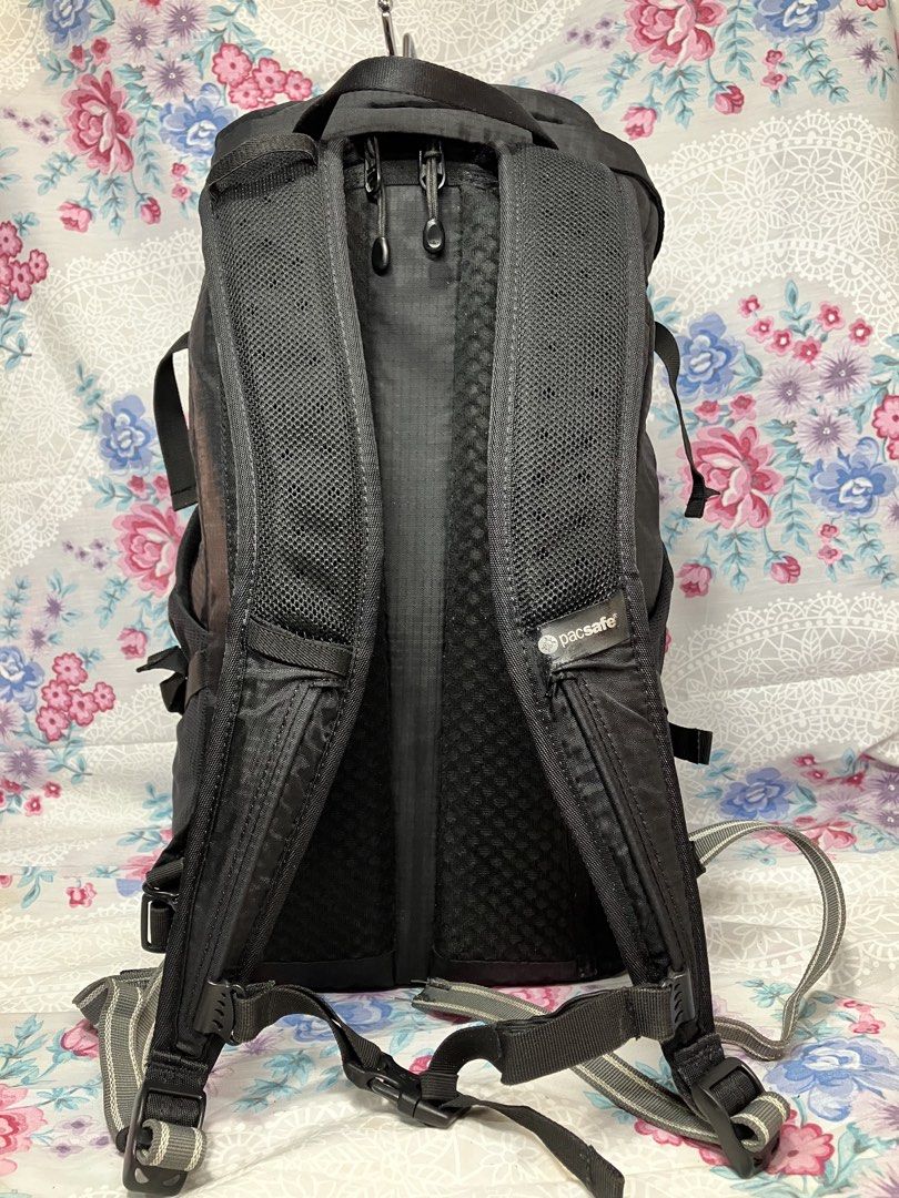 PACSAFE VENTURESAFE BACKPACK (Category: Backpacks) located in General Mariano Alvarez. Submitted by adonid (Listing ID 1466776201, Image 3). Description: PACSAFE VENTURESAFE BACKPACK GOOD CONDITION NORMAL SIGN OF USAGE ONLY.