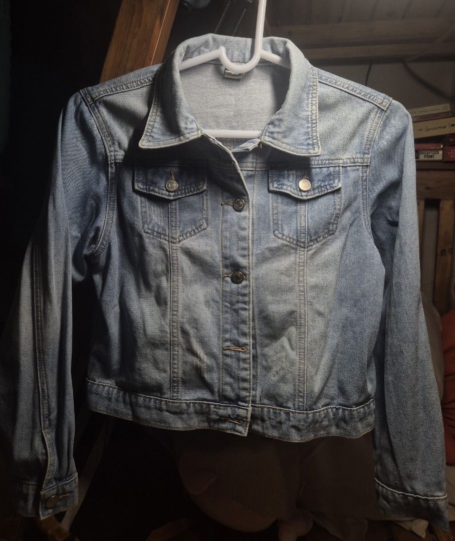 Paddock's Light Blue Denim Jacket Size XL (Category: Coats, Jackets and Outerwear) located in Paranaque City. Submitted by erinnnm (Listing ID 1466963532, Image 1). Description: - Brand: Paddock's - Size: XL - Color: Light wash denim - Fit: Standard boxy fit - Details: Metal button-up front, dual chest pockets with flaps, button cuffs, and back paneling - Condition: Sturdy and high-quality - Perfect everyday layering piece - Ships fast / Meetups 