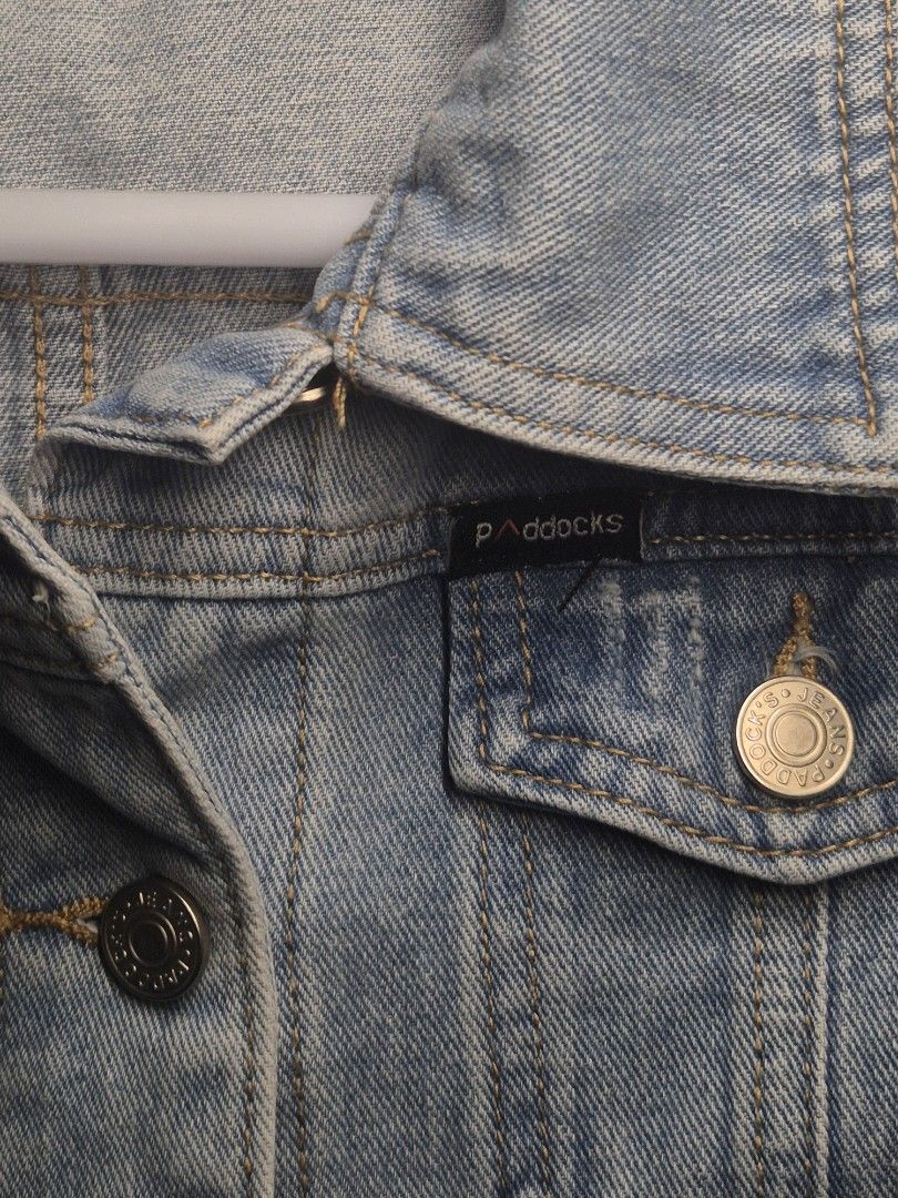 Paddock's Light Blue Denim Jacket Size XL (Category: Coats, Jackets and Outerwear) located in Paranaque City. Submitted by erinnnm (Listing ID 1466963532, Image 2). Description: - Brand: Paddock's - Size: XL - Color: Light wash denim - Fit: Standard boxy fit - Details: Metal button-up front, dual chest pockets with flaps, button cuffs, and back paneling - Condition: Sturdy and high-quality - Perfect everyday layering piece - Ships fast / Meetups 
