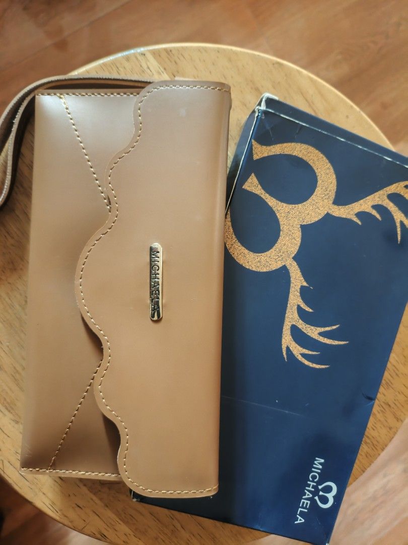 PANG GIFT 🎁 (Category: Luxury Bags & Wallets) located in Valenzuela. Submitted by emotika (Listing ID 1466963246, Image 2). Description: - Authentic Louis Vuitton Monogram Pochette Metis wallet - Features iconic brown monogram canvas paired with a chic blue leather flap - Elegant gold-tone hardware - Multiple interior card slots and compartments for optimal organization - Includes convenient removable card insert - Comes with original dust bag a