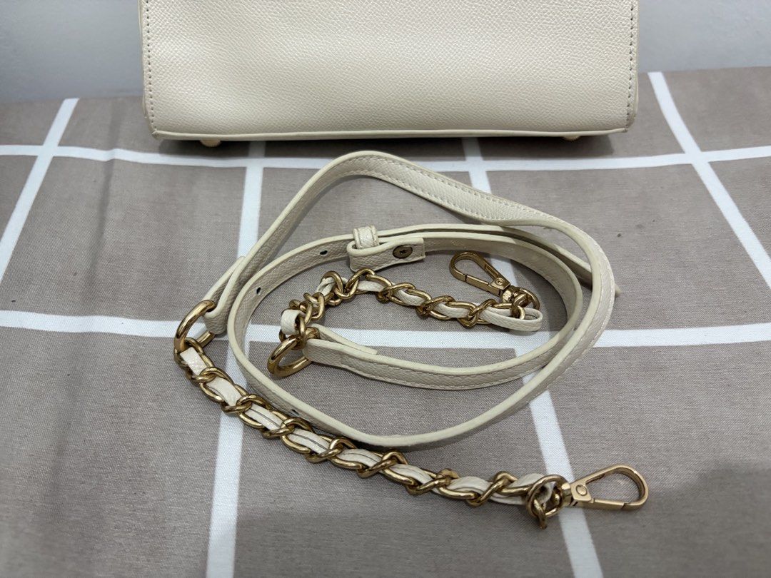 Parisian Cream Top Handle Handbag (Category: Shoulder Bags) located in Los Banos. Submitted by _bugsssbunny (Listing ID 1466877368, Image 3). Description: Cream textured handbag from Parisian with gold-tone hardware and clasp closure. Includes a top handle plus an adjustable leather and chain shoulder strap. Interior has zippered pocket to keep items organized. Clean fabric lining inside..