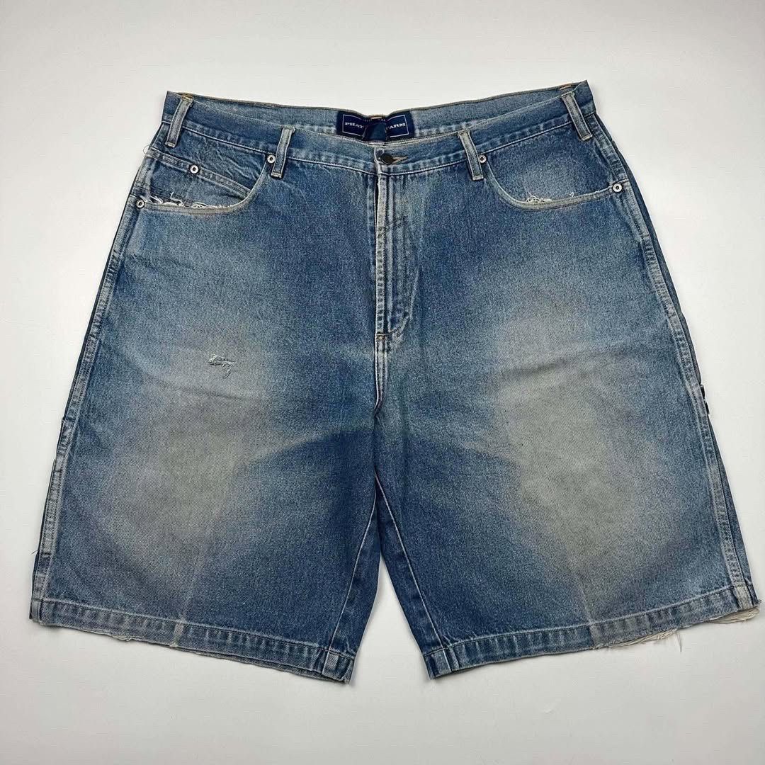Phat Farm (Category: Shorts) located in Calasiao. Submitted by nacht.archives (Listing ID 1466969655, Image 2). Description: Y2K Phat Farm Carpenter Jorts 👖WAIST: 40 👖LENGTH: 25 👖THIGH: 16 👖LEG OPEN: 14 FLAWS: Distress, & Replace Botton CHECK PHOTO FOR THE ISSUE PRICE: 📩 + sf 🚚Local shipping fee (75 to 125php) 💳Mode of payment (Gcash, MariBank, Gotyme).